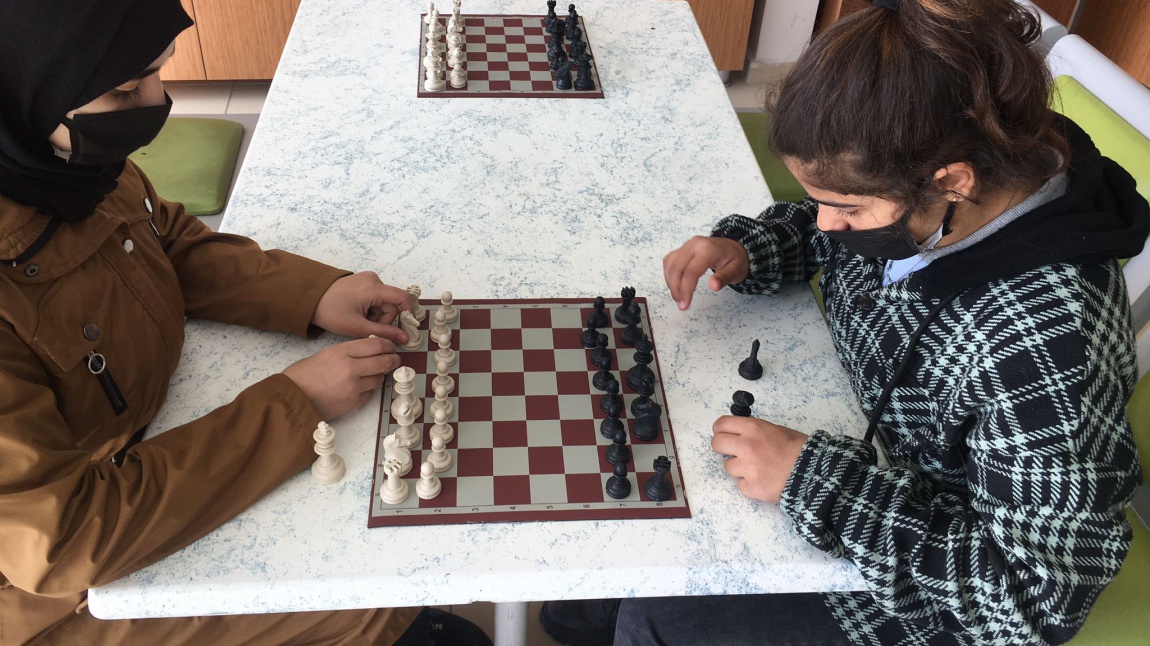 Öğrencilerimiz Satranç Oynuyor